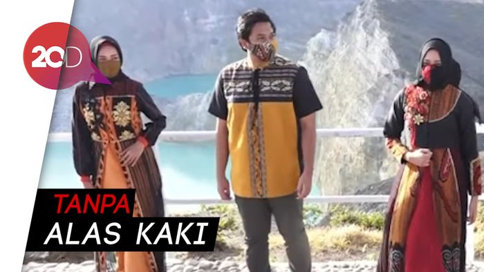 Saat Para Model Bergaya Melawan Dinginnya Gunung Kelimutu