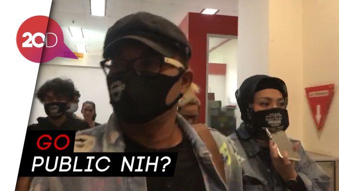 Momen Sule Pegang Erat Tangan Nathalie Holscher