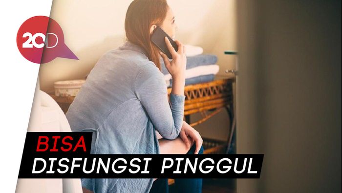 Nggak Baik! Ini Risiko Main Ponsel Sambil BAB