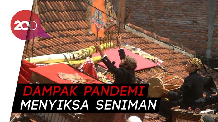 Kritisi Pemerintah, Dalang Gelar Wayang Kulit di Atas Genteng
