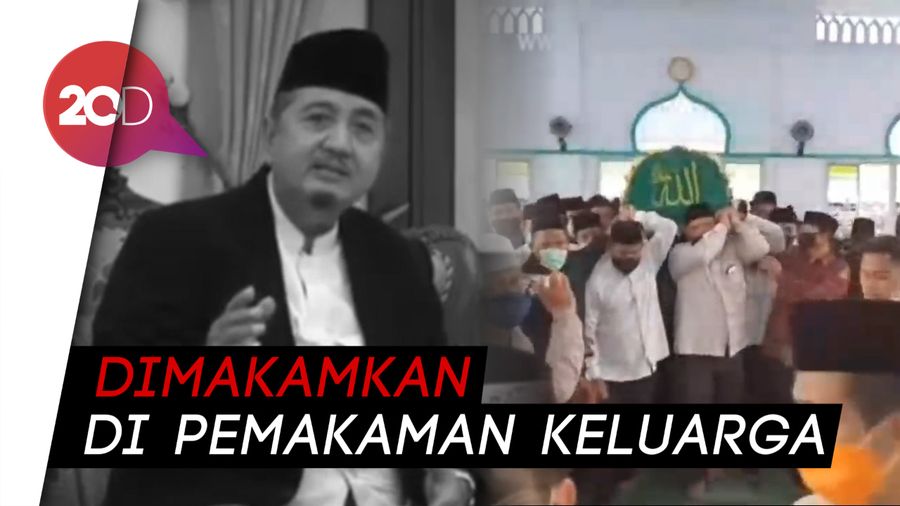 Proses Pemakaman KH Abdullah Syukri Zarkasyi