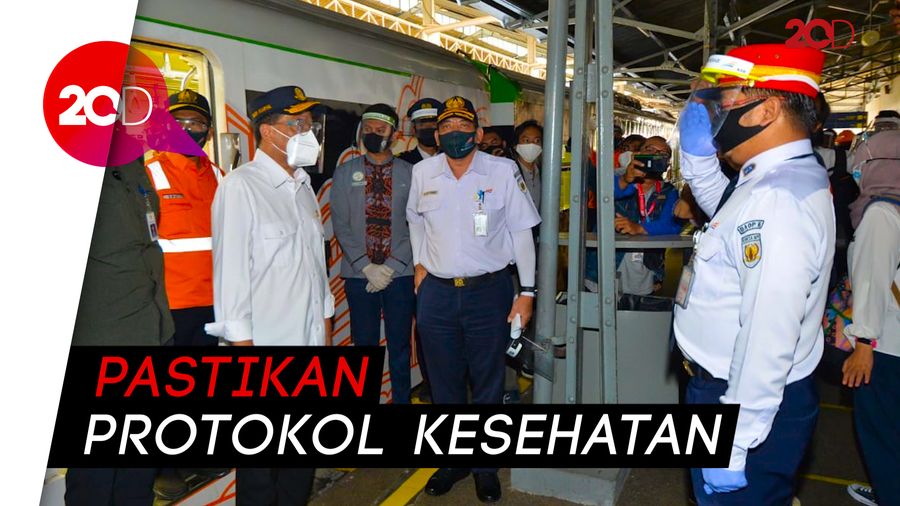 Menhub Pantau Libur Panjang Sambil Bagi-bagi Masker di Terminal 