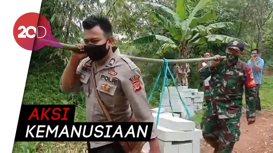 Kisah Polisi di Sukabumi Bangun Rumah Warga yang Tinggal di Bekas Kandang Domba