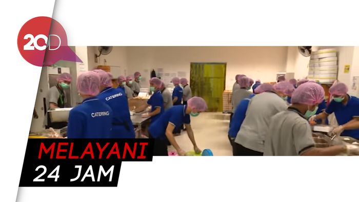 Intip Sibuknya Dapur di Wisma Atlet