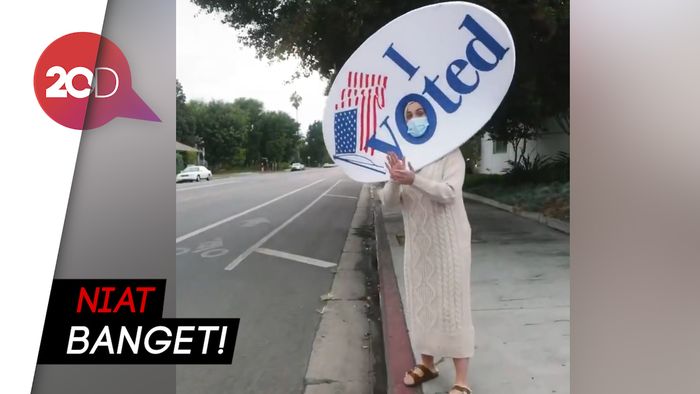 Aksi Katy Perry Berubah Jadi Stiker I Voted