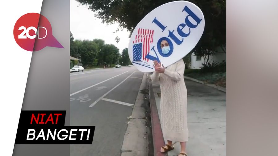 Aksi Katy Perry Berubah Jadi Stiker I Voted
