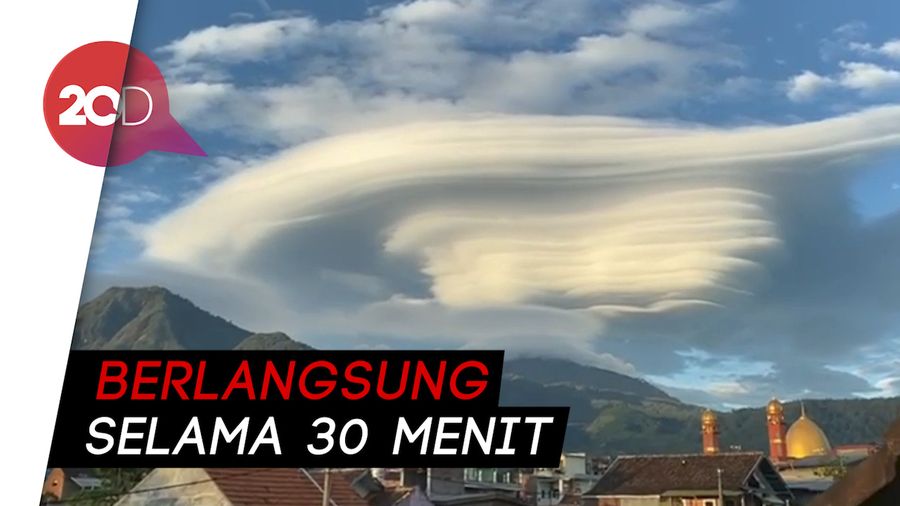 Penampakan Awan Lentikularis di Atas Gunung Welirang-Anjasmoro