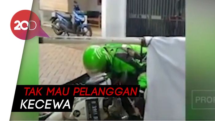 Demi Pelanggan, Driver Ojol Terobos Portal hingga Motor Lecet