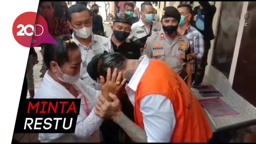 Jerinx SID Bersujud di Kaki Ibunda Jelang Sidang