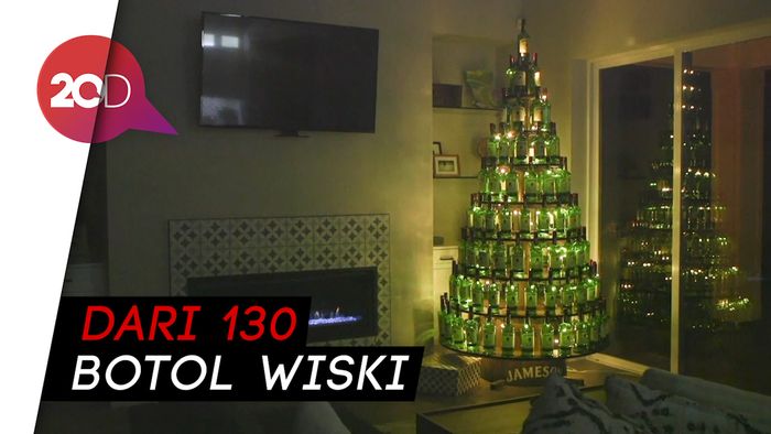 Pohon Natal Anti Mainstream dari Ratusan Botol Wiski