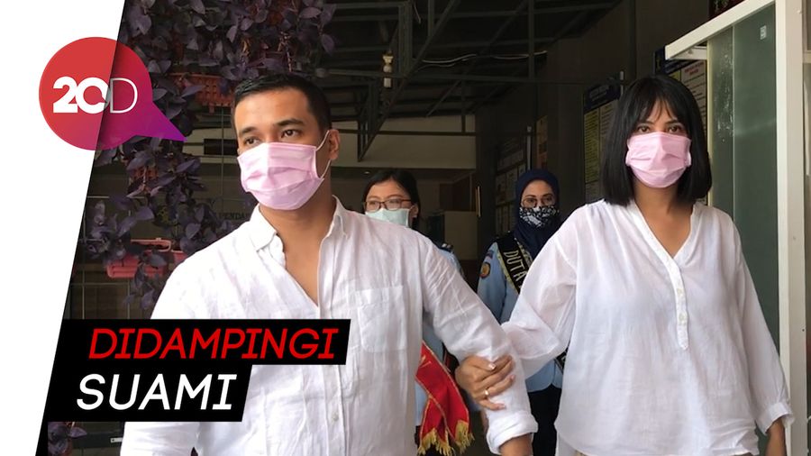 Vanessa Angel Menyerahkan Diri ke Lapas Pondok Bambu