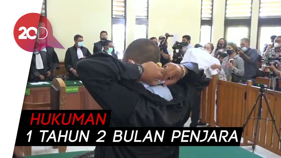 Jerinx Peluk Erat Sang Bunda Usai Sidang Putusan Digelar