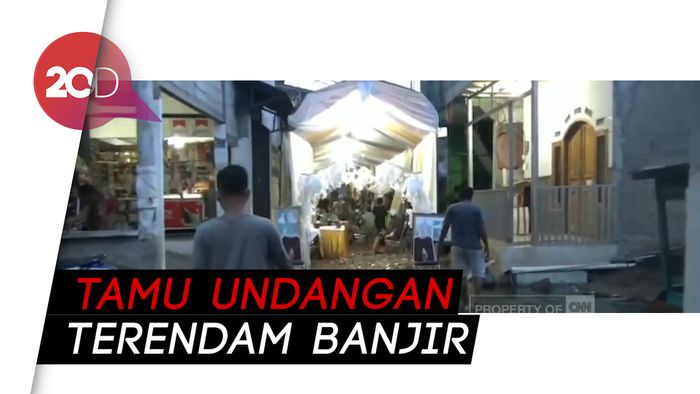 Pesta Pernikahan Ini Tetap Digelar di Tengah Banjir