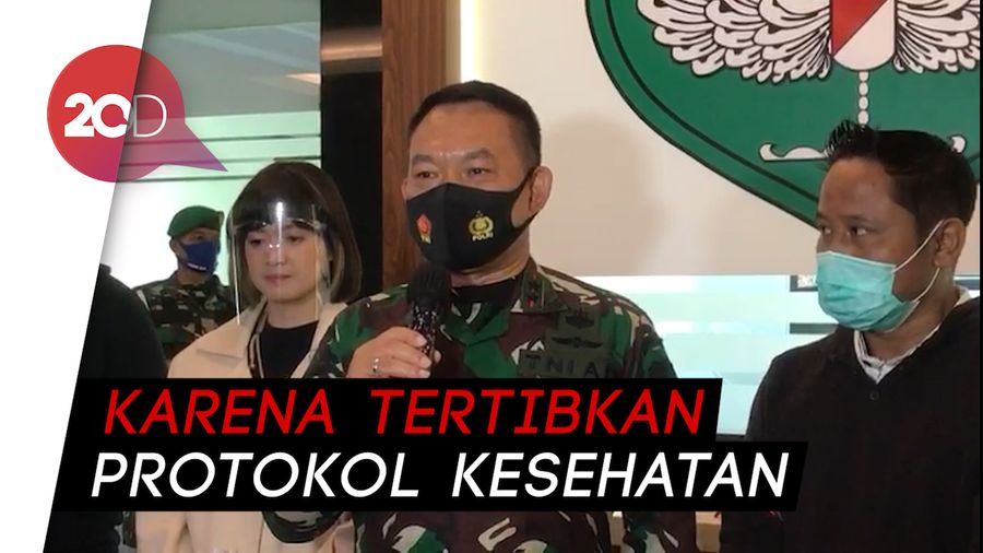 Narji dan Chika Jessica Beri Bunga dan Ucapkan Terima Kasih ke TNI