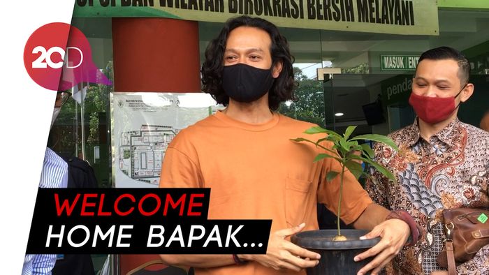 Raut Wajah Bahagia Widi Mulia Sambut Kebebasan Dwi Sasono