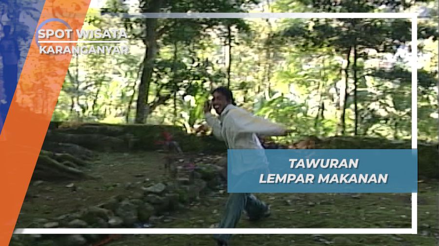 Aksi Saling Lempar Makanan, Warnai Tradisi Dukutan, Karanganyar, Jawa Tengah
