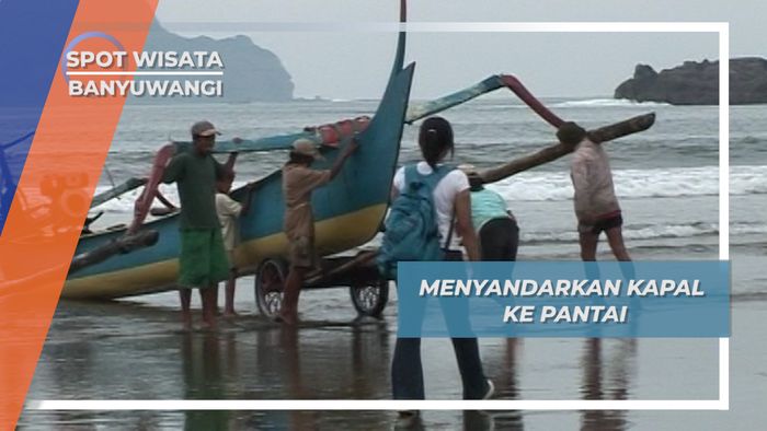 Menarik Gerobak Di Pantai, Membantu Nelayan Banyuwangi Menepikan Kapal Pancingnya