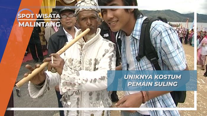 Kostum Unik Berlapis Koin Pemain Suling Minangkabau