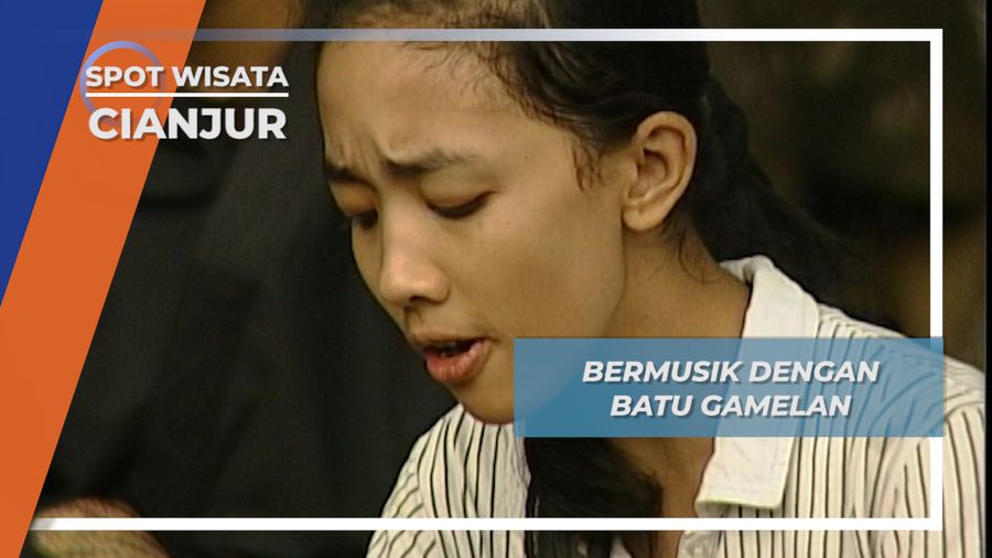 Alunan Musik Tradisional di Atas Batu Gamelan, Cianjur