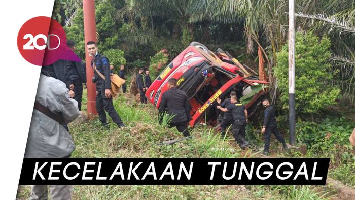 Bus Pengangkut Brimob Terguling di Jambi