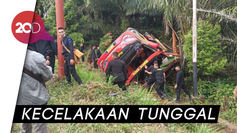 Bus Pengangkut Brimob Terguling di Jambi