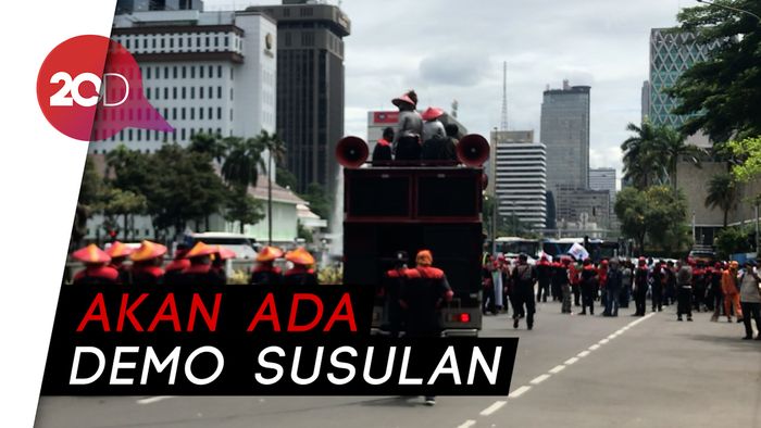 Massa Demo Buruh Membubarkan Diri, Jalan Medan Merdeka Barat Dibuka