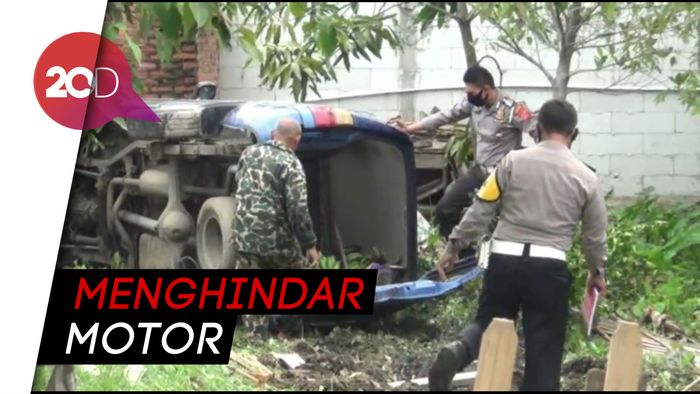Minibus Tabrak Warung hingga Nyebur ke Parit di Pantura Subang