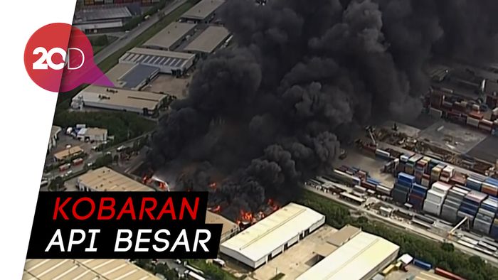 Pabrik Daur Ulang Terbakar di Australia, Asap Hitam Membumbung Tinggi