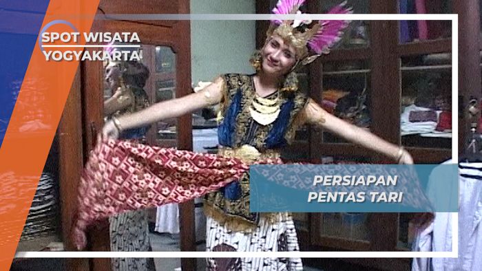 Dua Jam Persiapan Pentas Tari Ndalem Keneman Yogyakarta