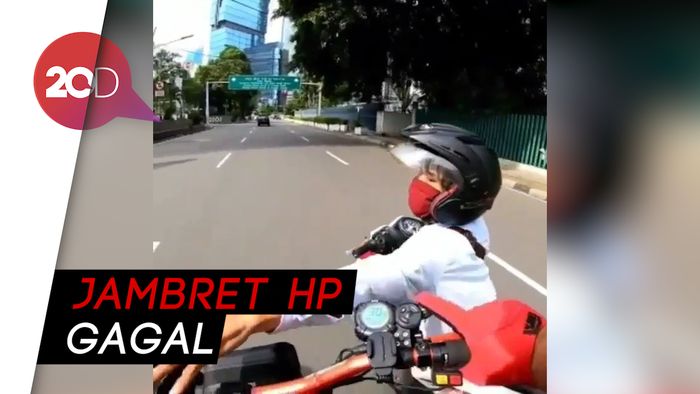 Detik-detik Jambret HP Pengguna Skuter Listrik yang Gagal