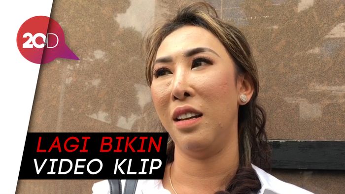 Foto Mesra dengan Pria Lain, Ini Klarifikasi Istri Rio Reifan