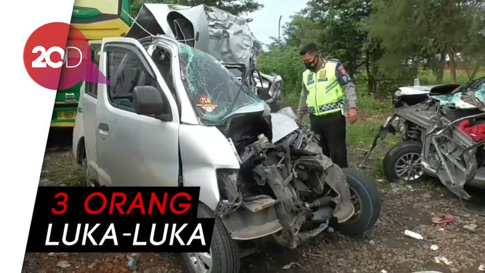 Minibus Seruduk Truk di Tol Cipali, 4 Orang Tewas