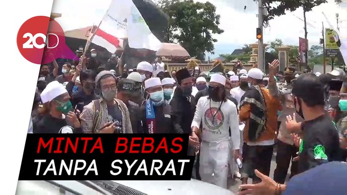 Ramai-ramai Massa FPI Geruduk Polres Sumedang, Minta HRS Bebas!