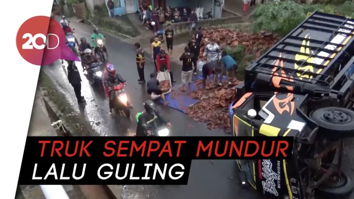 Tak Kuat Menanjak, Truk Bermuatan Genteng Terguling di Purwakarta