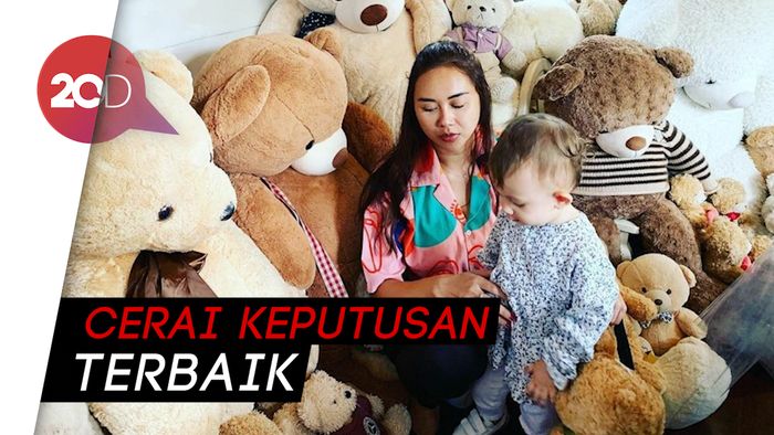 Aura Kasih Ungkap Sudah 10 Bulan Pisah Ranjang dengan Suami