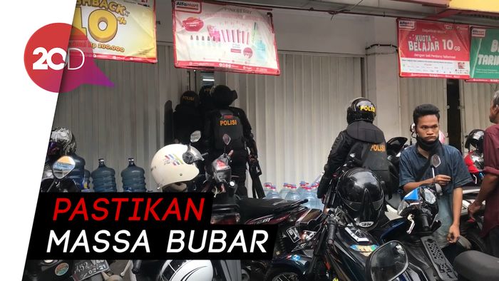 Petugas Pergoki Massa Aksi 1812 Sembunyi di Minimarket