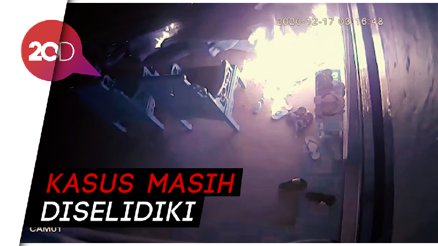 Rekaman CCTV Rumah Ketua KPU Muna yang Dilempar Bom Molotov
