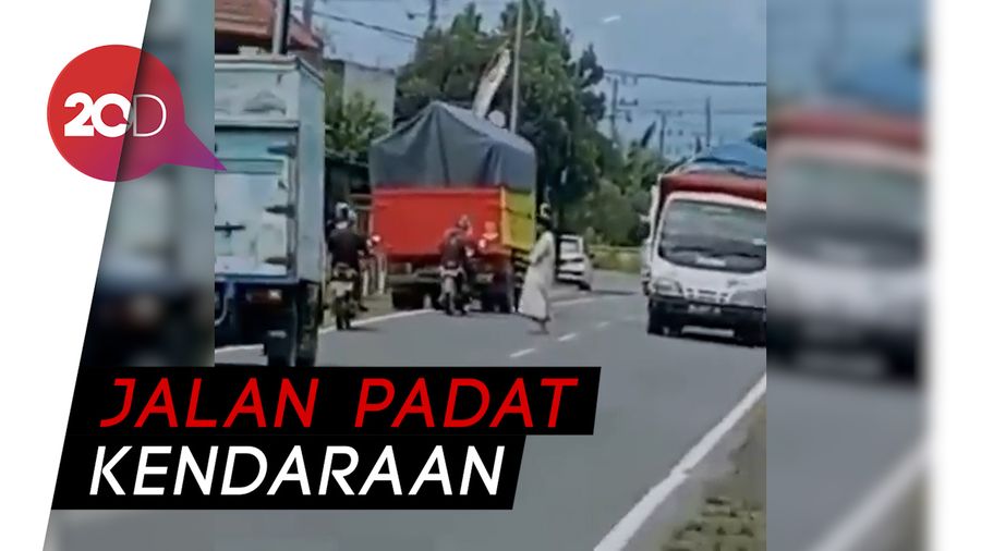 Heboh! Pria Bergamis Salat di Tengah Jalan di Banyuwangi