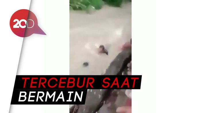 Heroik! Pria di Surabaya Selamatkan Bocah Hanyut di Sungai