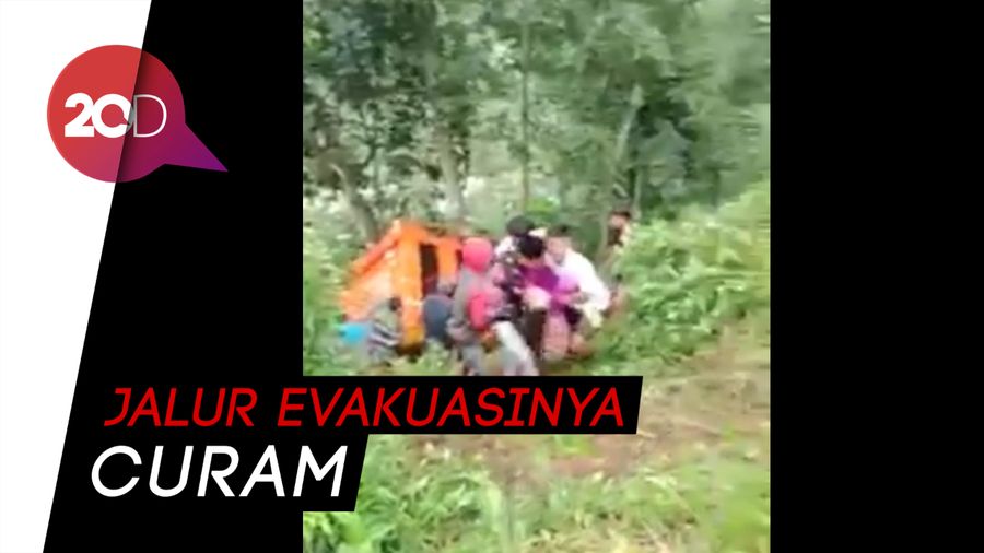 Tegangnya Evakuasi Korban Odong-odong yang Masuk Jurang