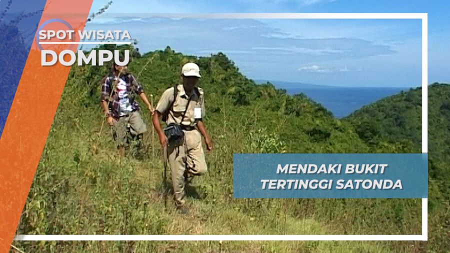 Danau Satonda Terlihat Setelah Mendaki Bukit Tertinggi di Pulau, Dompu Nusa Tenggara