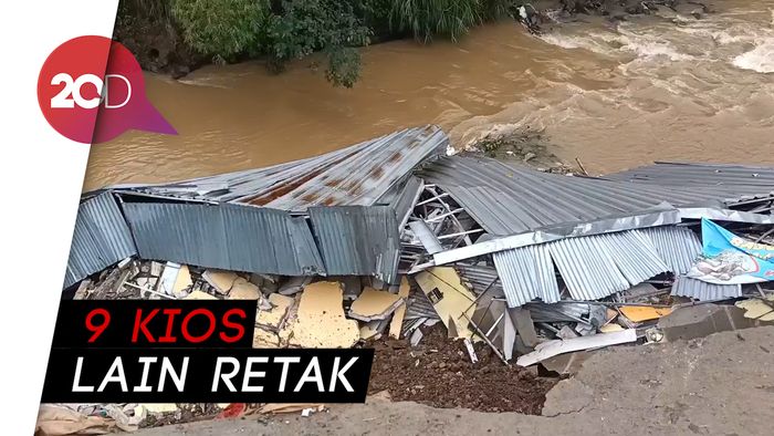 Detik-detik 4 Kios Pasar di Sukabumi Ambruk ke Sungai