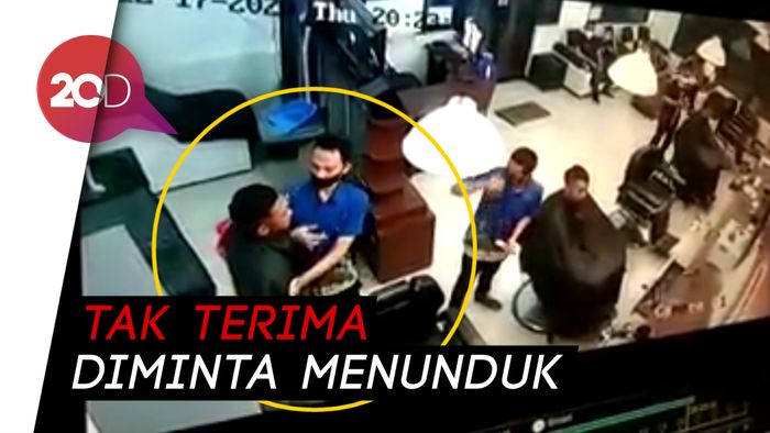 Viral Tukang Cukur Dipukuli Pelanggan di Bandung