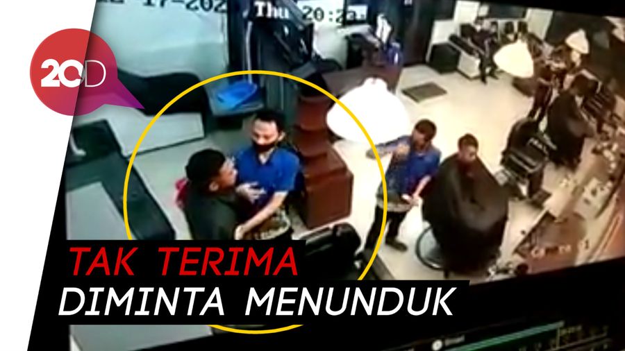 Viral Tukang Cukur Dipukuli Pelanggan di Bandung