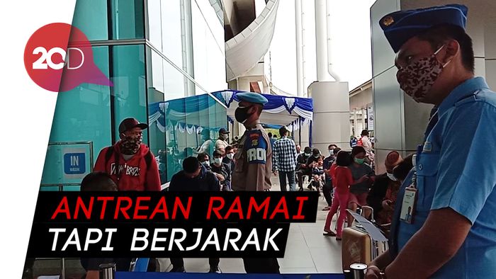 Antrean Rapid Test Antigen di Soetta Mengular, Seperti Apa Suasananya?