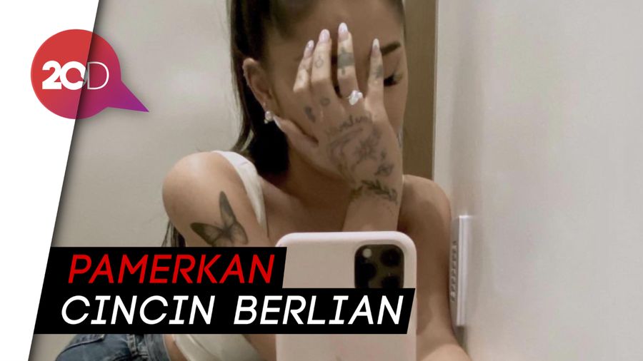 Bahagianya Ariana Grande Resmi Tunangan dengan Dalton Gomez