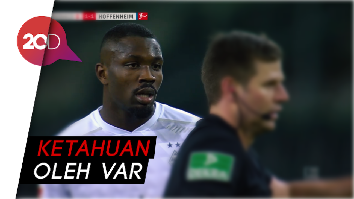 Kacau! Pemain Moenchengladbach Ludahi Wajah Pemain Lawan