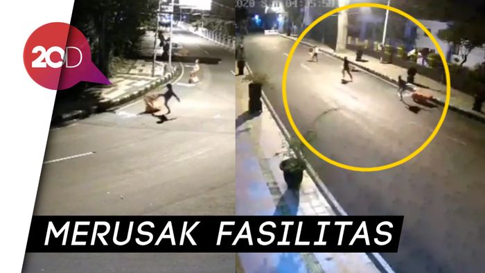 Terekam CCTV! Aksi Sekelompok Pemuda Rusak Barrier di Magelang