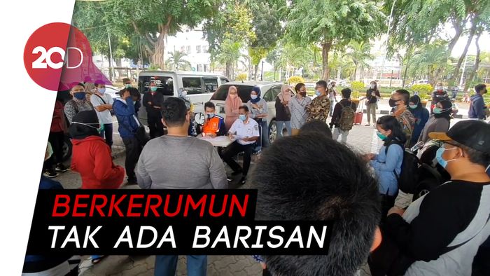 Tunggu Hasil Tes Antigen, Penumpang di Stasiun Gambir Berkerumun