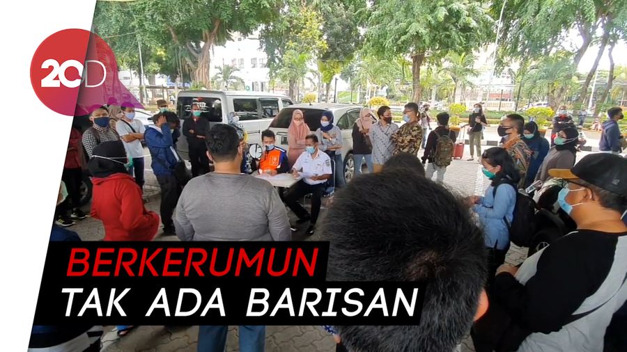 Tunggu Hasil Tes Antigen, Penumpang di Stasiun Gambir Berkerumun